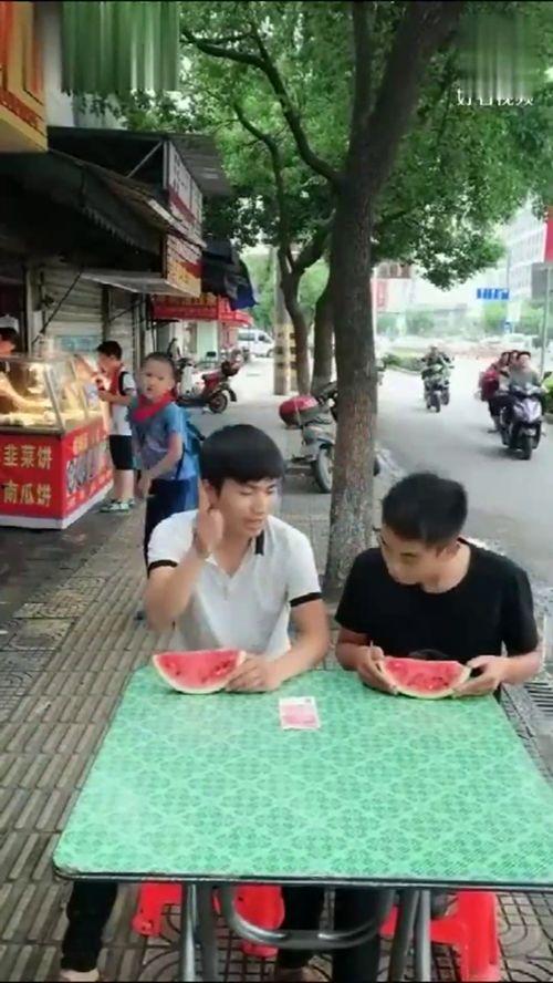 街头吃瓜搞笑视频,笑料百出,欢乐无限 第1张 街头吃瓜搞笑视频,笑料百出,欢乐无限 第1张